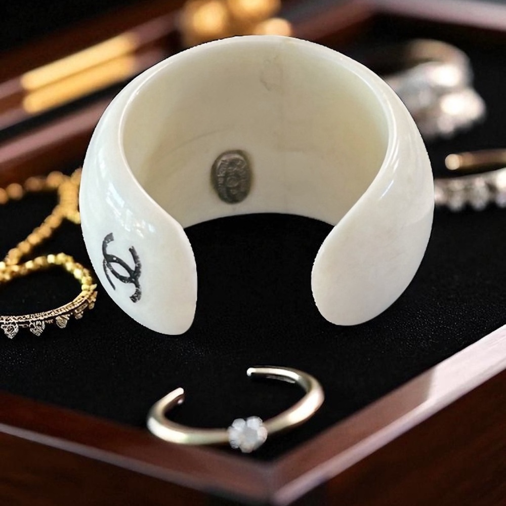 CHANEL Coco logo White & Black Ring Authentic - Picture 6 of 11